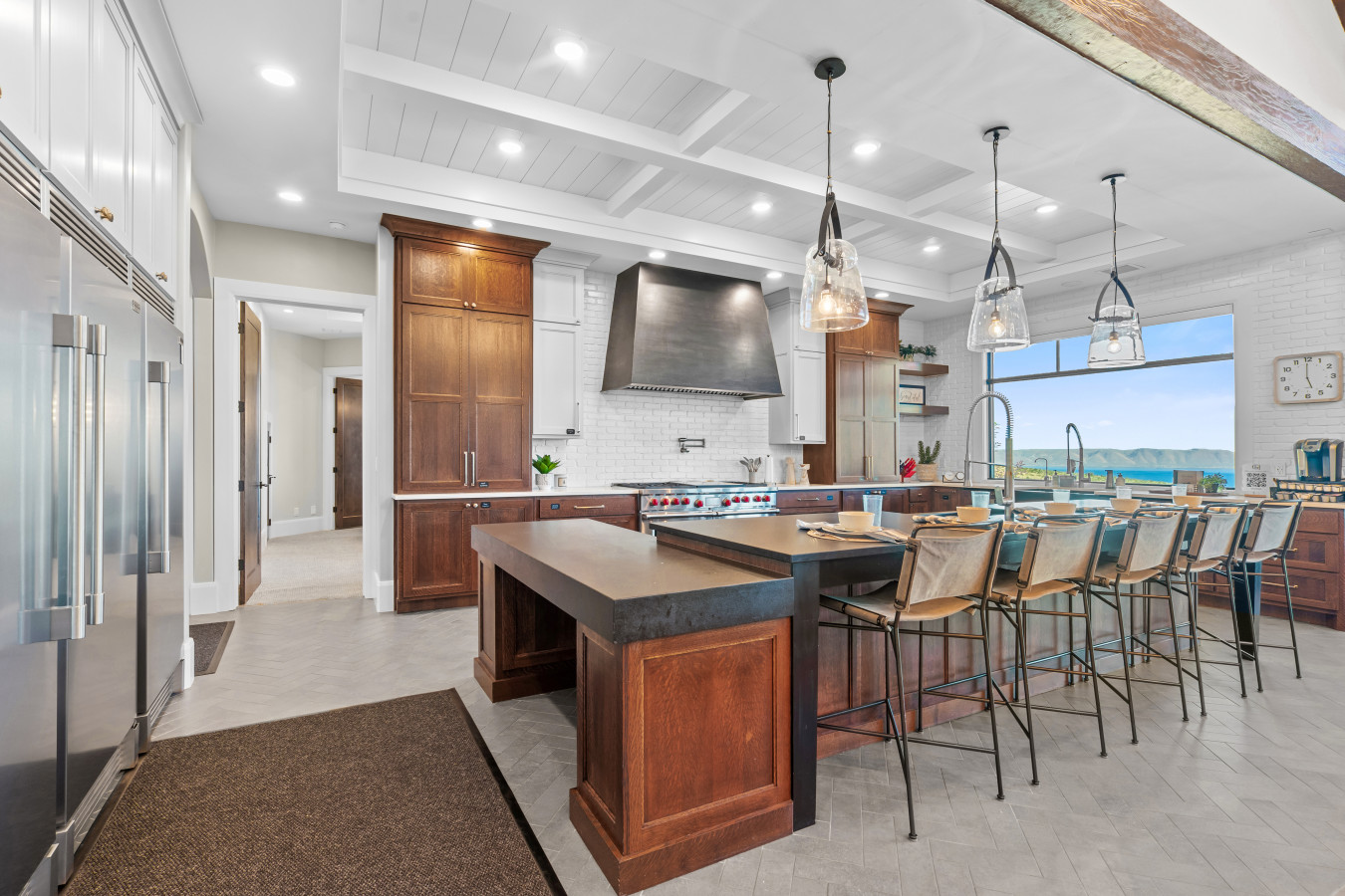 Designer, Fully Stocked Kitchen