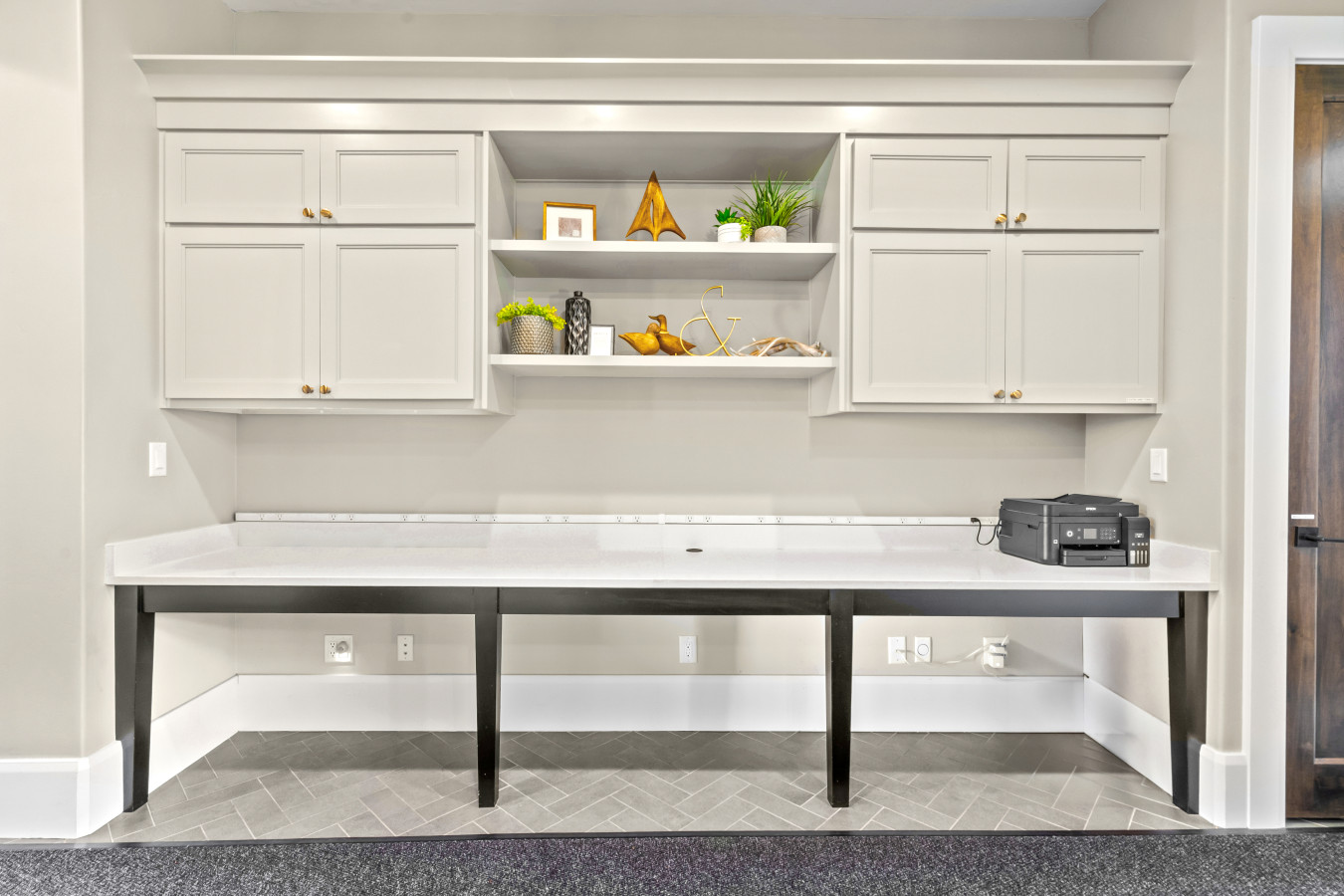 Mud Room with Dersk and Laundry Machines