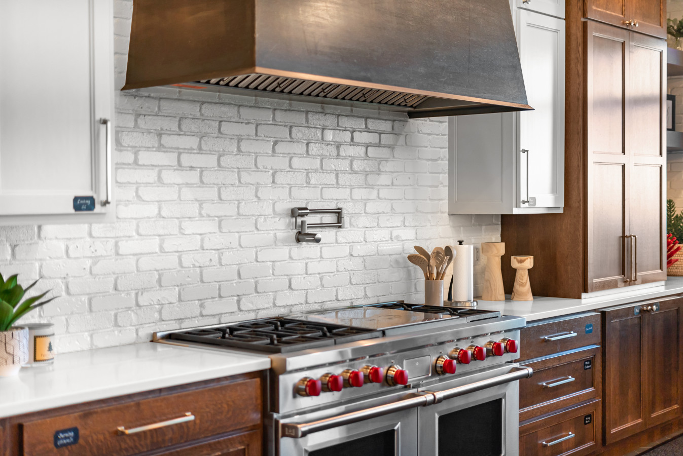 Designer, Fully Stocked Kitchen