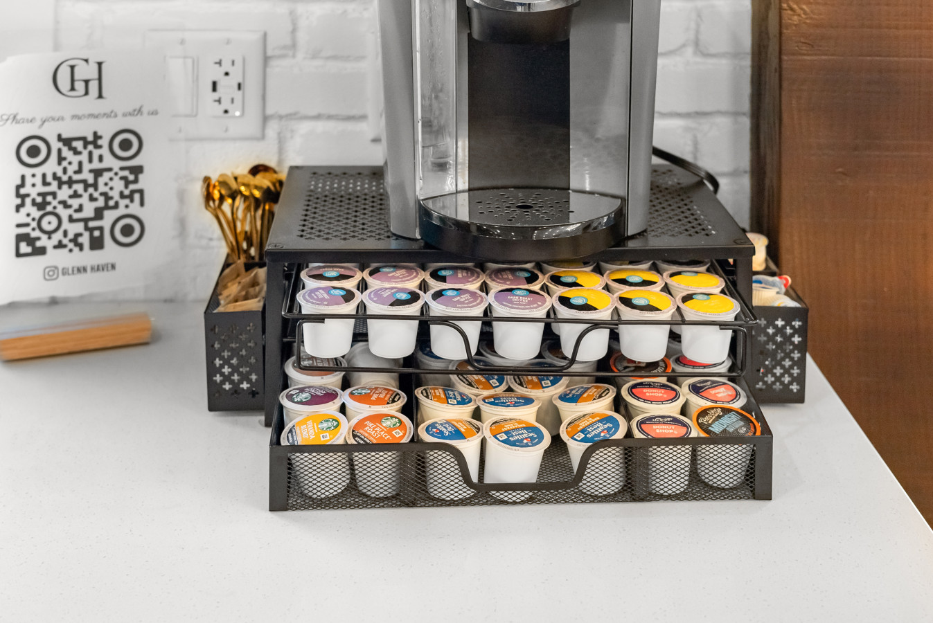 Designer, Fully Stocked Kitchen