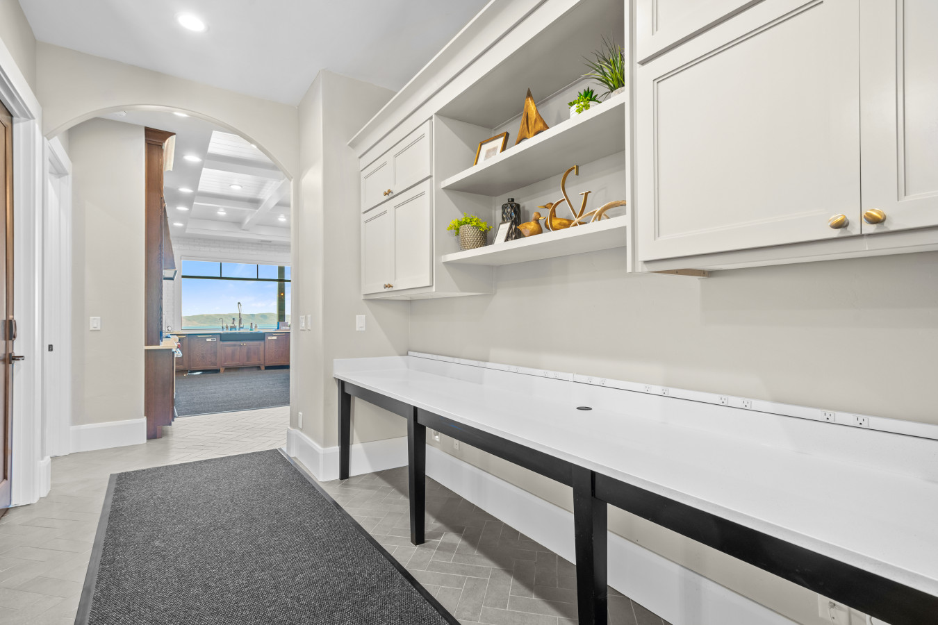 Mud Room with Dersk and Laundry Machines