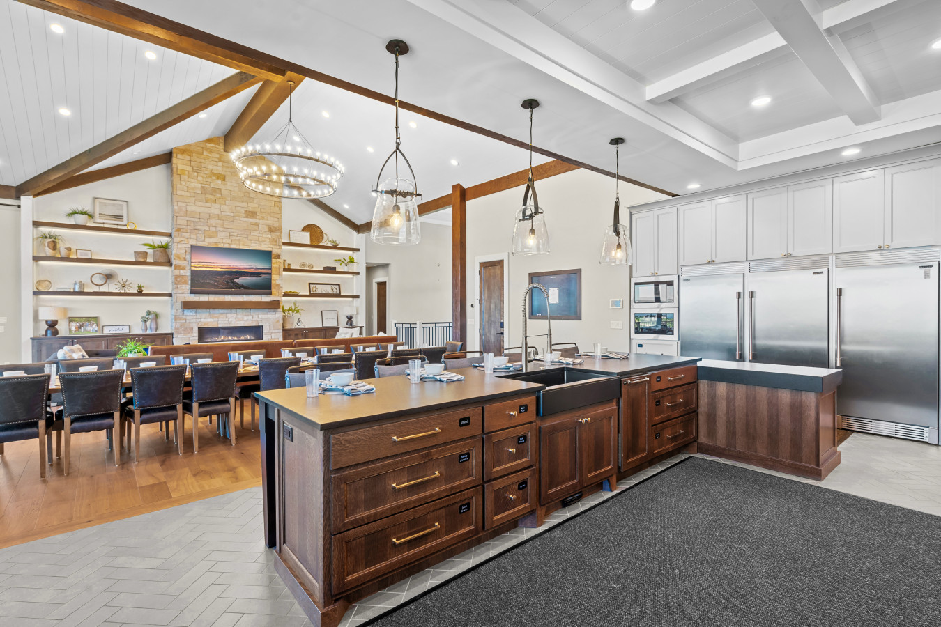 Designer, Fully Stocked Kitchen
