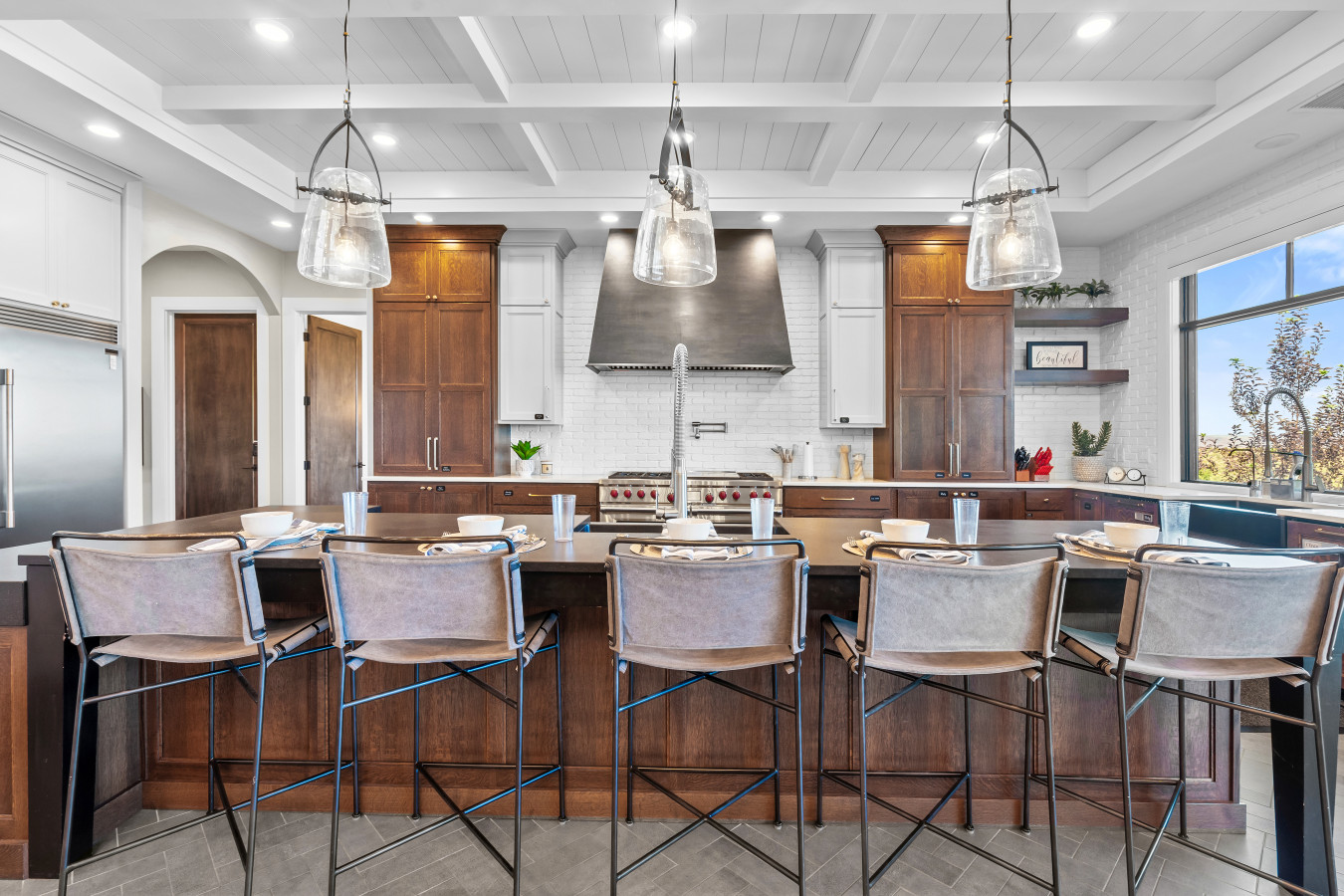 Designer, Fully Stocked Kitchen