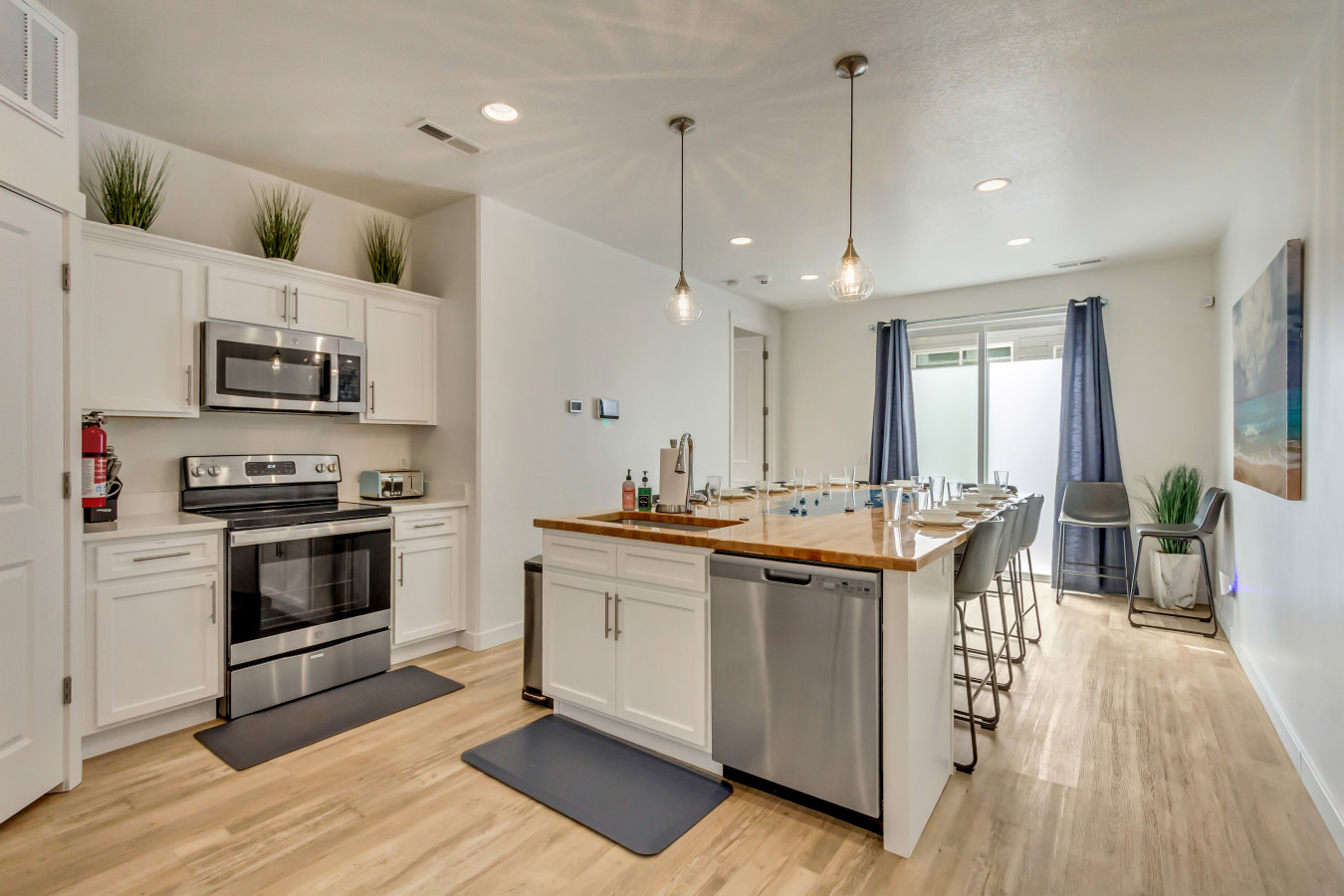 Bear Lake Table | Downtown Garden City Townhome 4