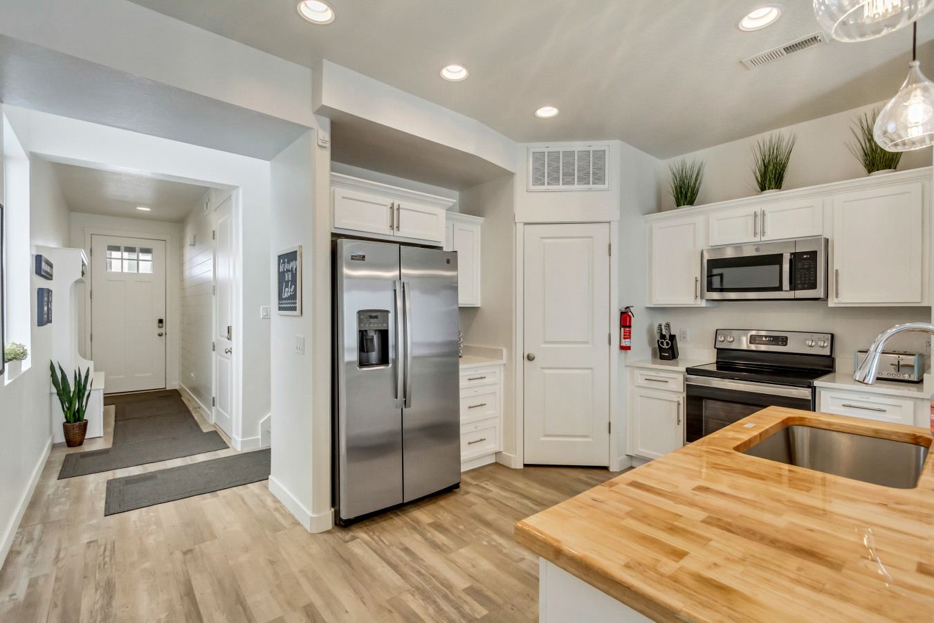 Bear Lake Table | Downtown Garden City Townhome 5