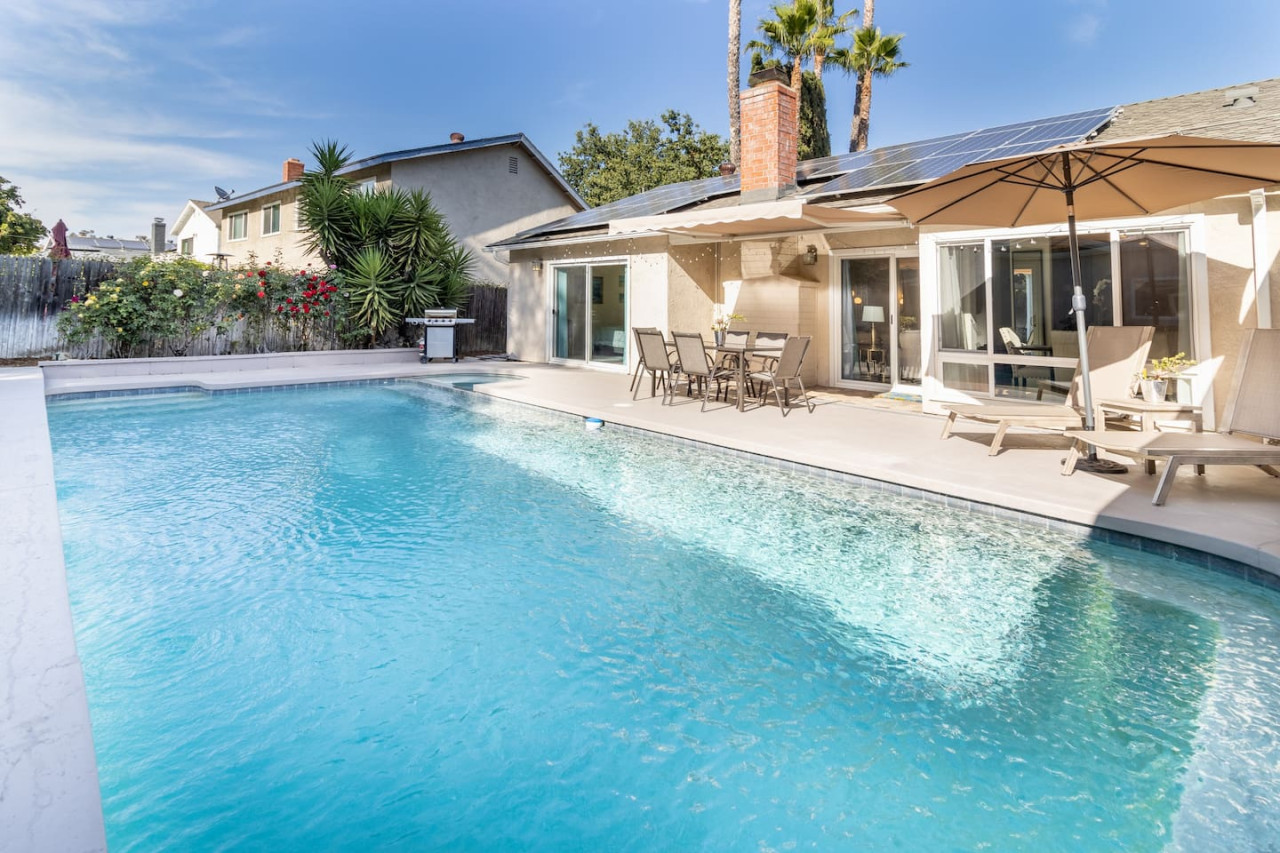 Stunning 4 Bedroom 1 Level- Pool, Spa, Grass Yard, Fire Pit, Garage, BBQ