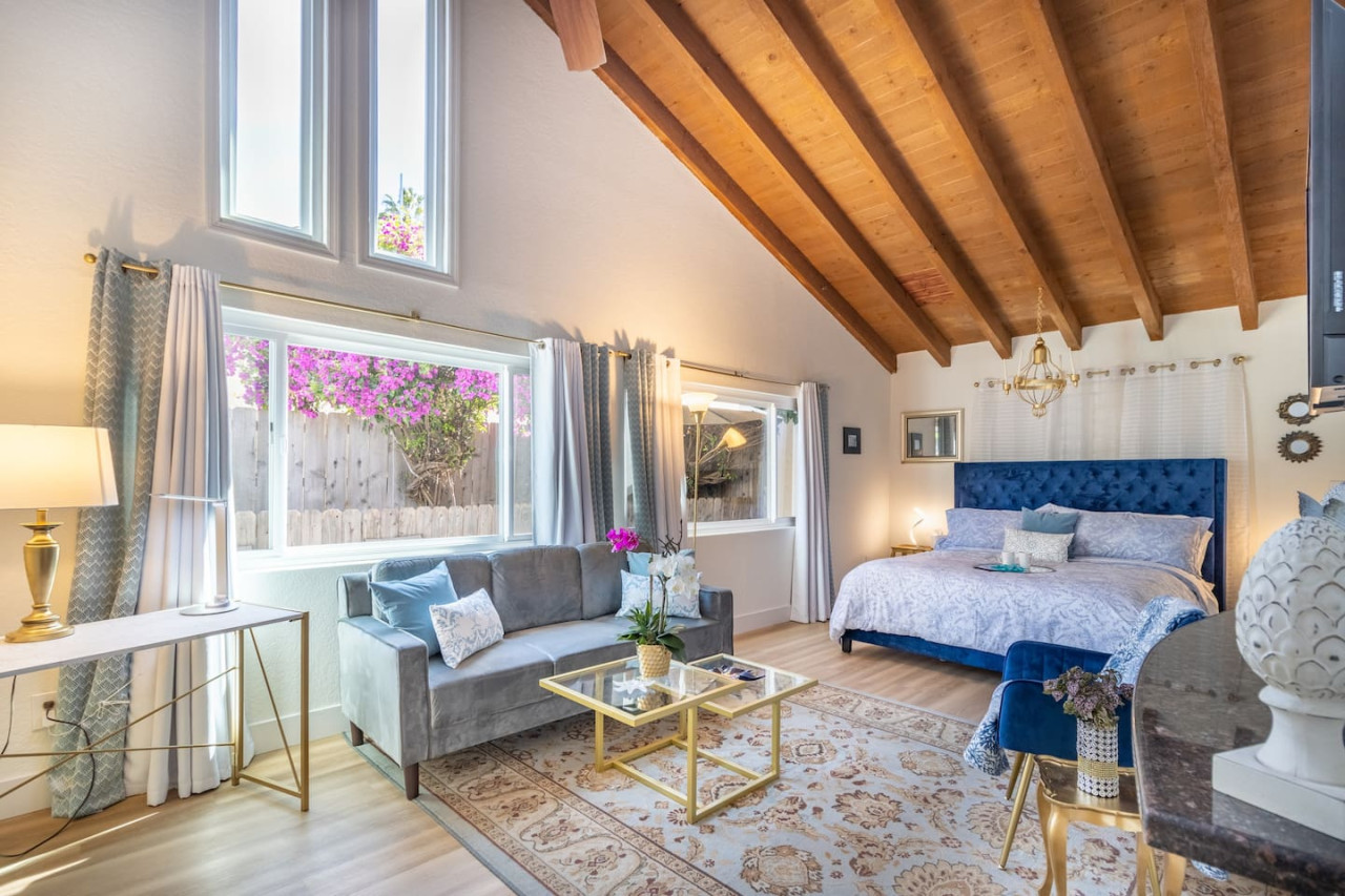 Stunning 4 Bedroom 1 Level- Pool, Spa, Grass Yard, Fire Pit, Garage, BBQ