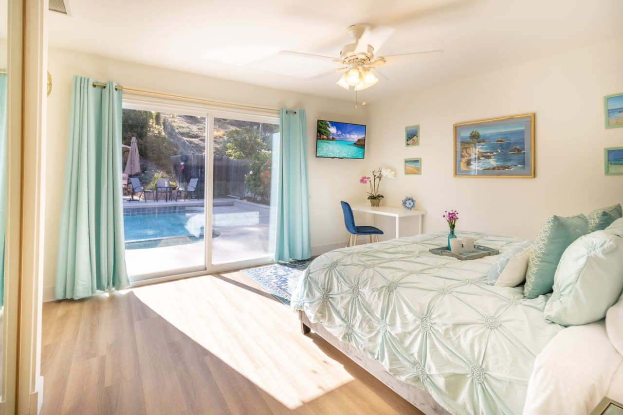 Stunning 4 Bedroom 1 Level- Pool, Spa, Grass Yard, Fire Pit, Garage, BBQ