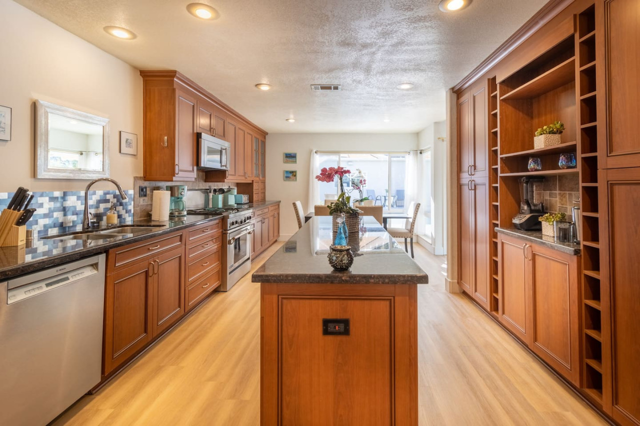 Stunning 4 Bedroom 1 Level- Pool, Spa, Grass Yard, Fire Pit, Garage, BBQ