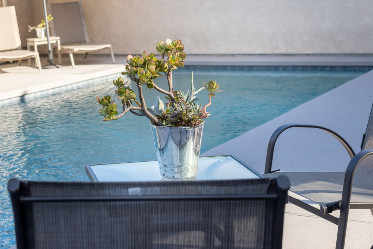 Stunning 4 Bedroom 1 Level- Pool, Spa, Grass Yard, Fire Pit, Garage, BBQ