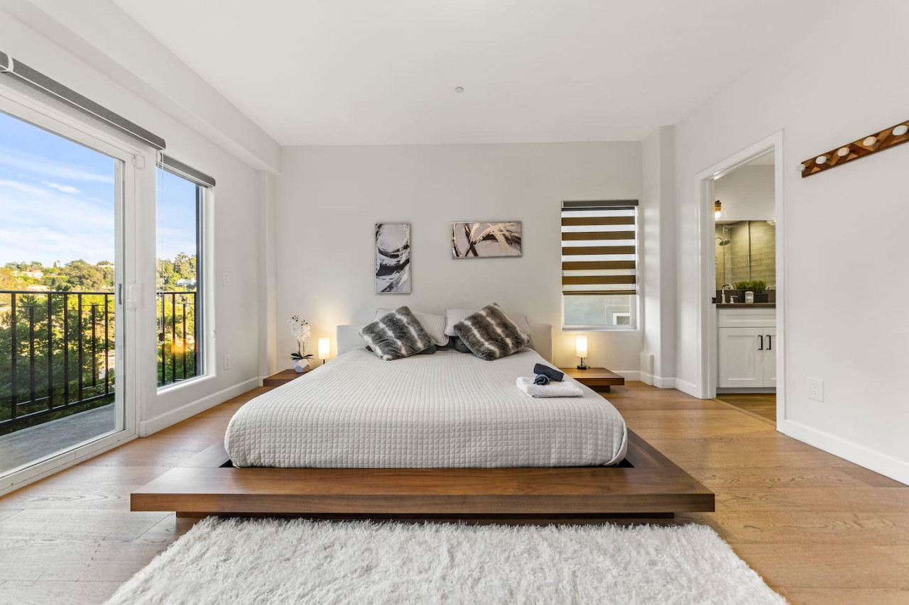 Stunning Balconies And Breathtaking Views - Elegant Los Angeles Retreat - Los Angeles, CA