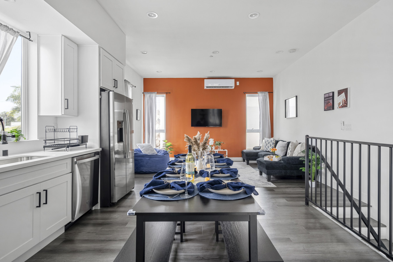 Stylish Suites With Skyline Views And High-end Finishes - Modern Haven - Los Angeles, CA