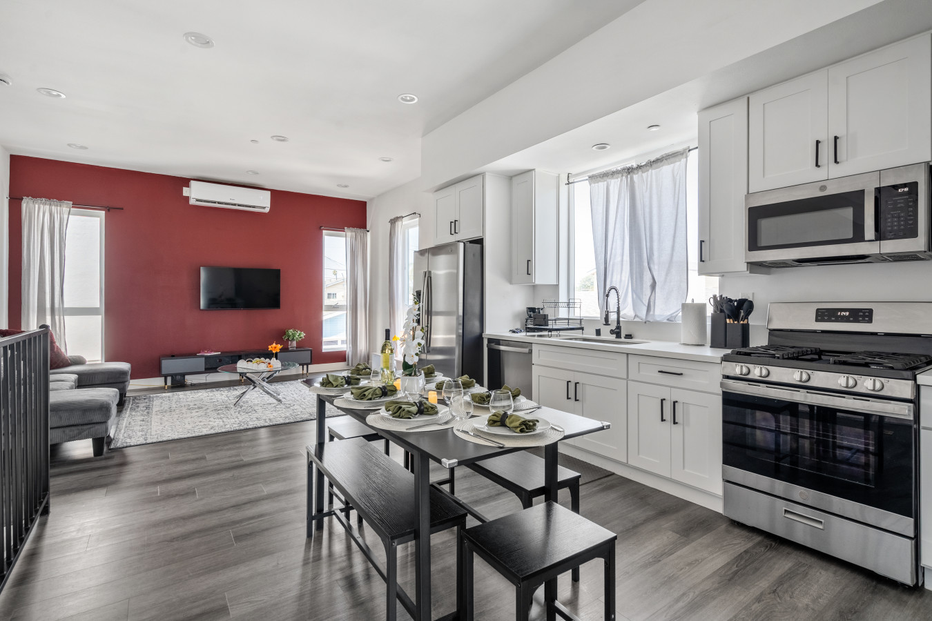 Spacious Suites With Modern Amenities - Inviting La Retreat - Los Angeles, CA
