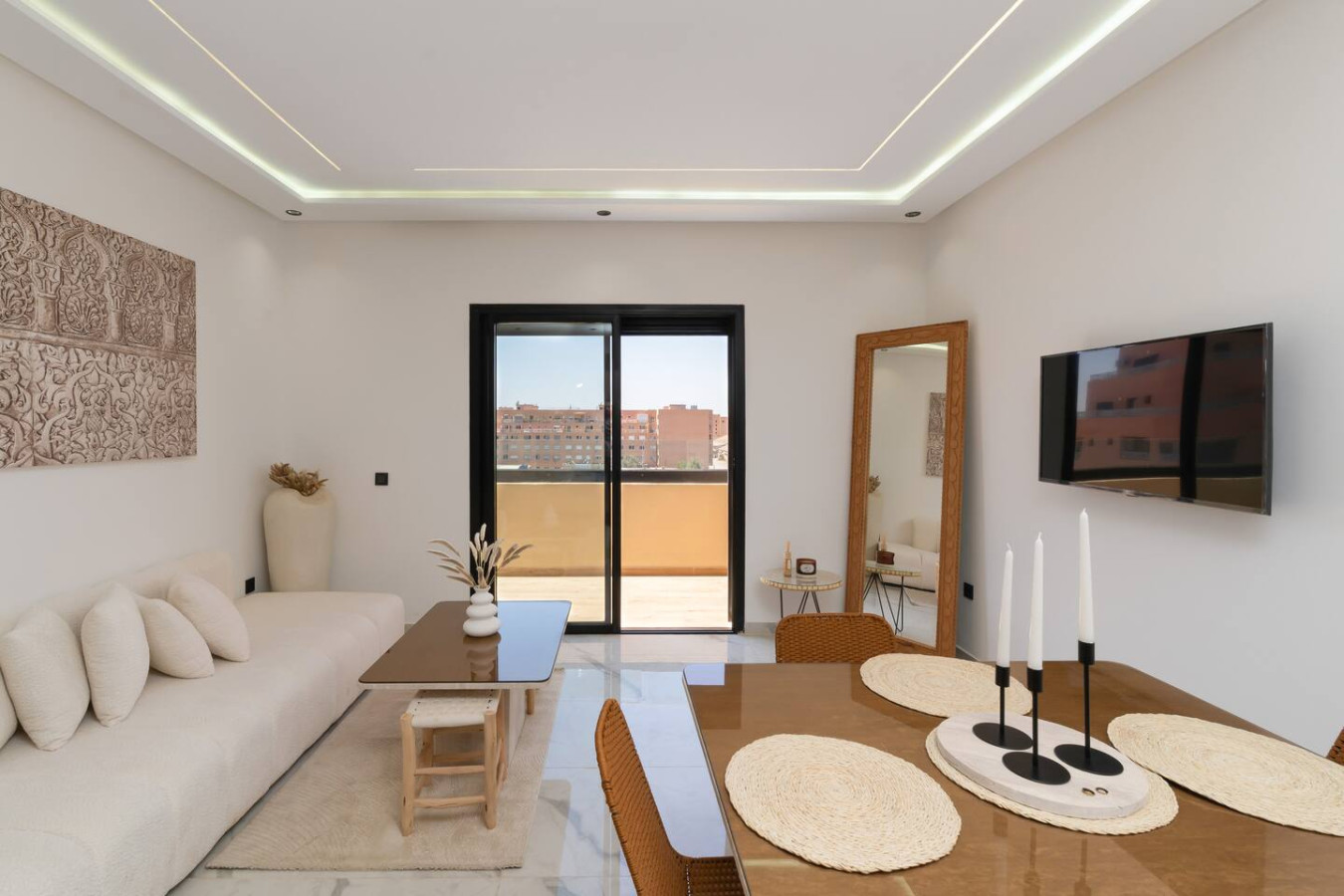 Stylish Studio Living in Central Location-pool