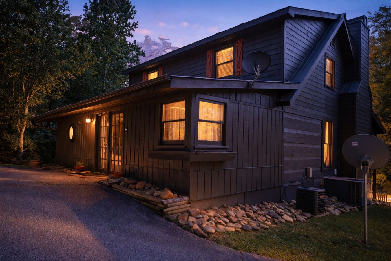 Large Smoky Mtn Cabin! Pool, Patio, Easy Access!