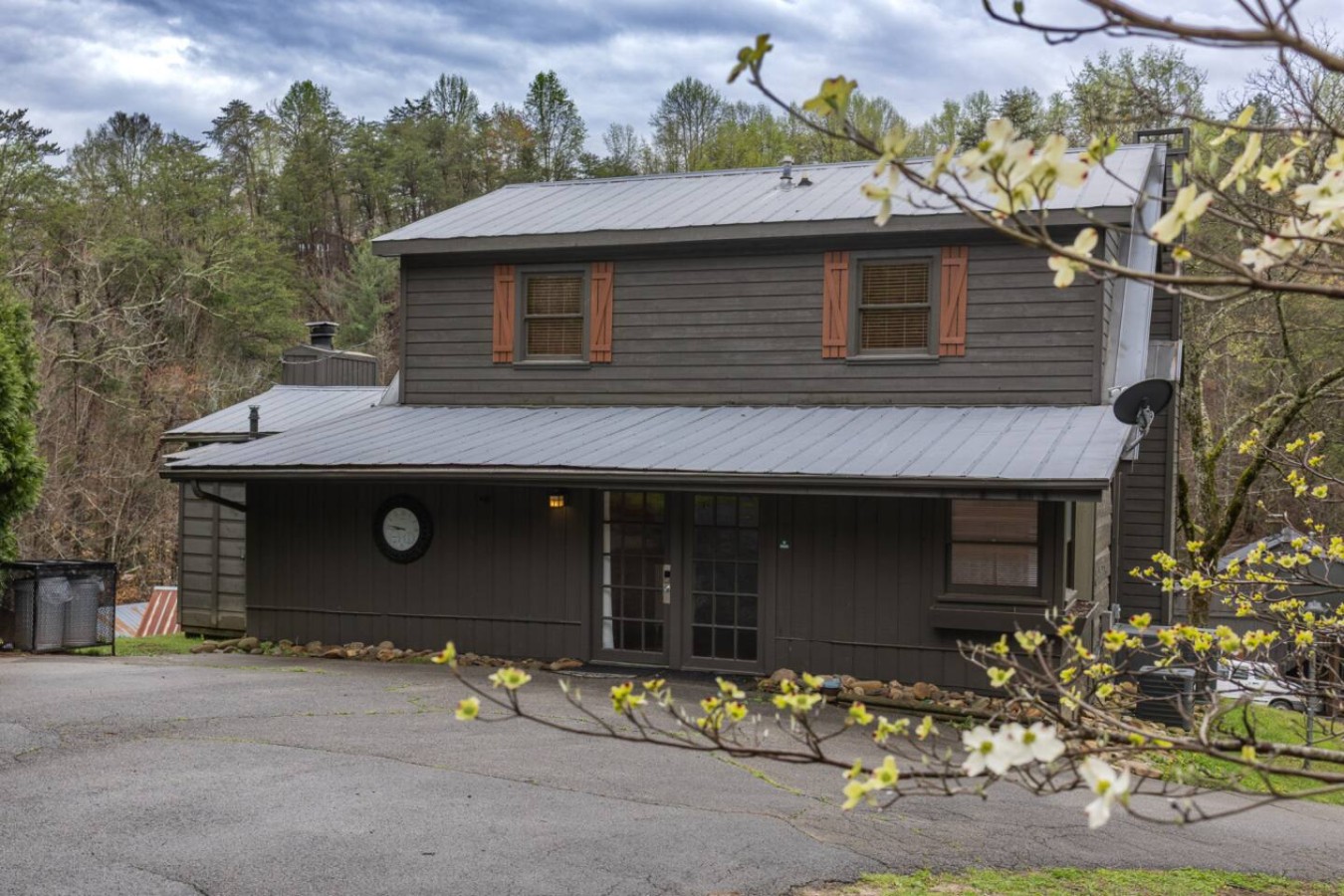 Large Smoky Mtn Cabin! Pool, Patio, Easy Access! - Image 2