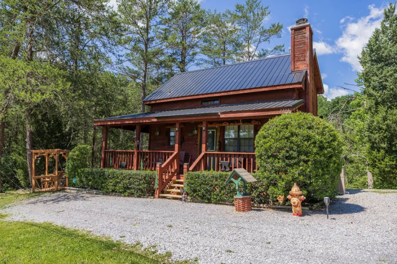 Cozy Pet Friendly Cabin! Hot tub, Pool & Lake! - Image 3