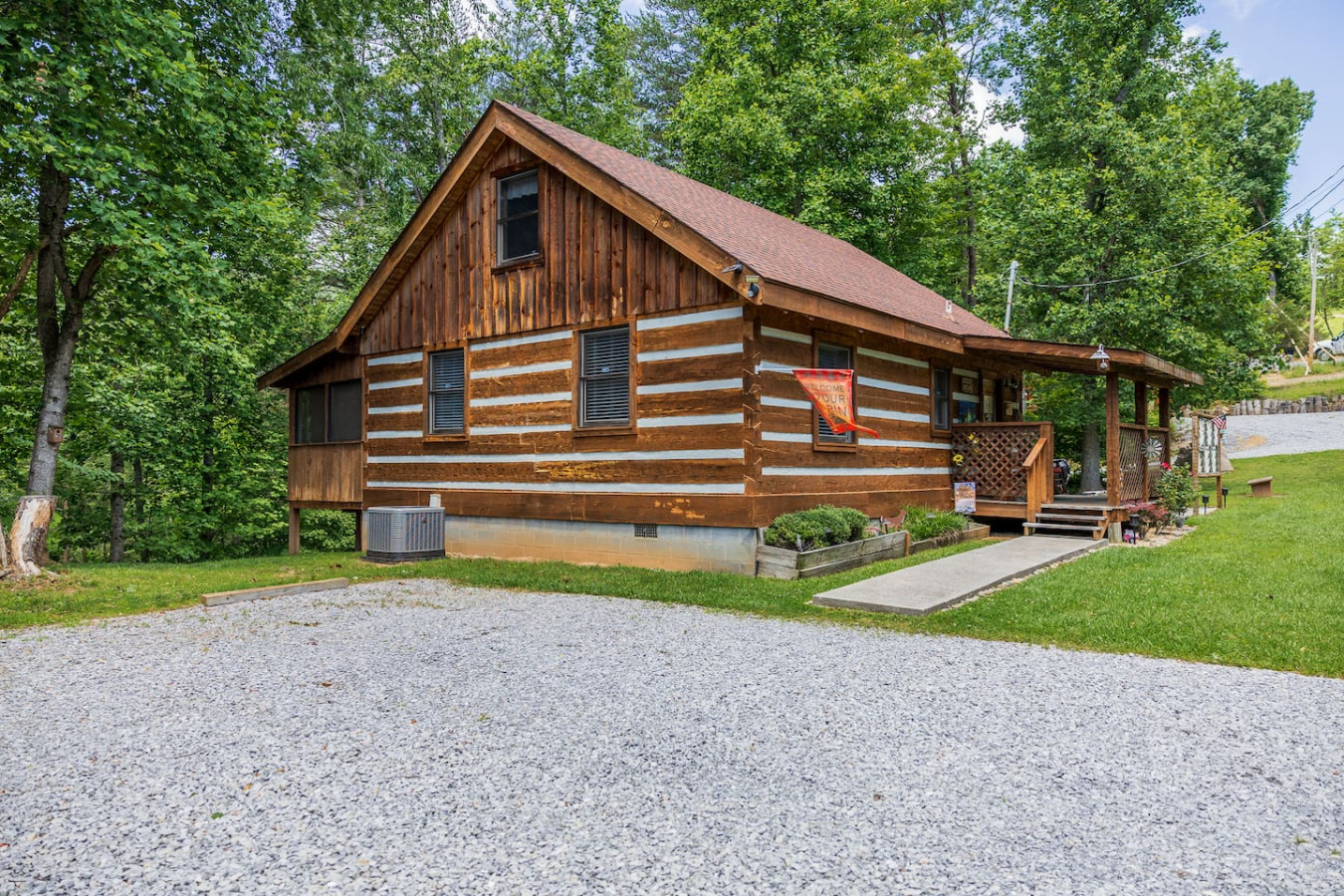 Cozy 2br Cabin! Pet Friendly, Pool Access, Hot Tub - Image 2