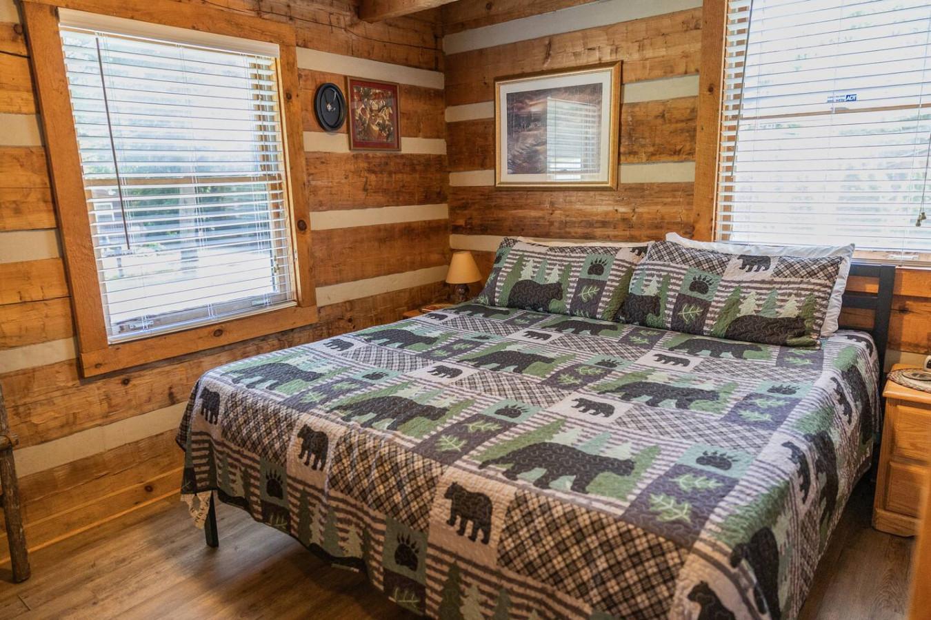 Cozy 2br Cabin! Pet Friendly, Pool Access, Hot Tub - Image 5