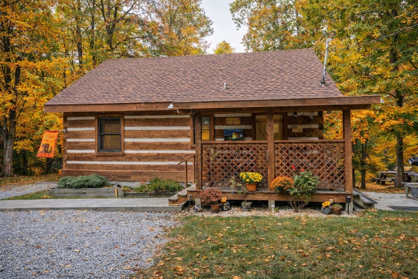 Cozy 2br Cabin! Pet Friendly, Pool, Lake, Hot Tub!