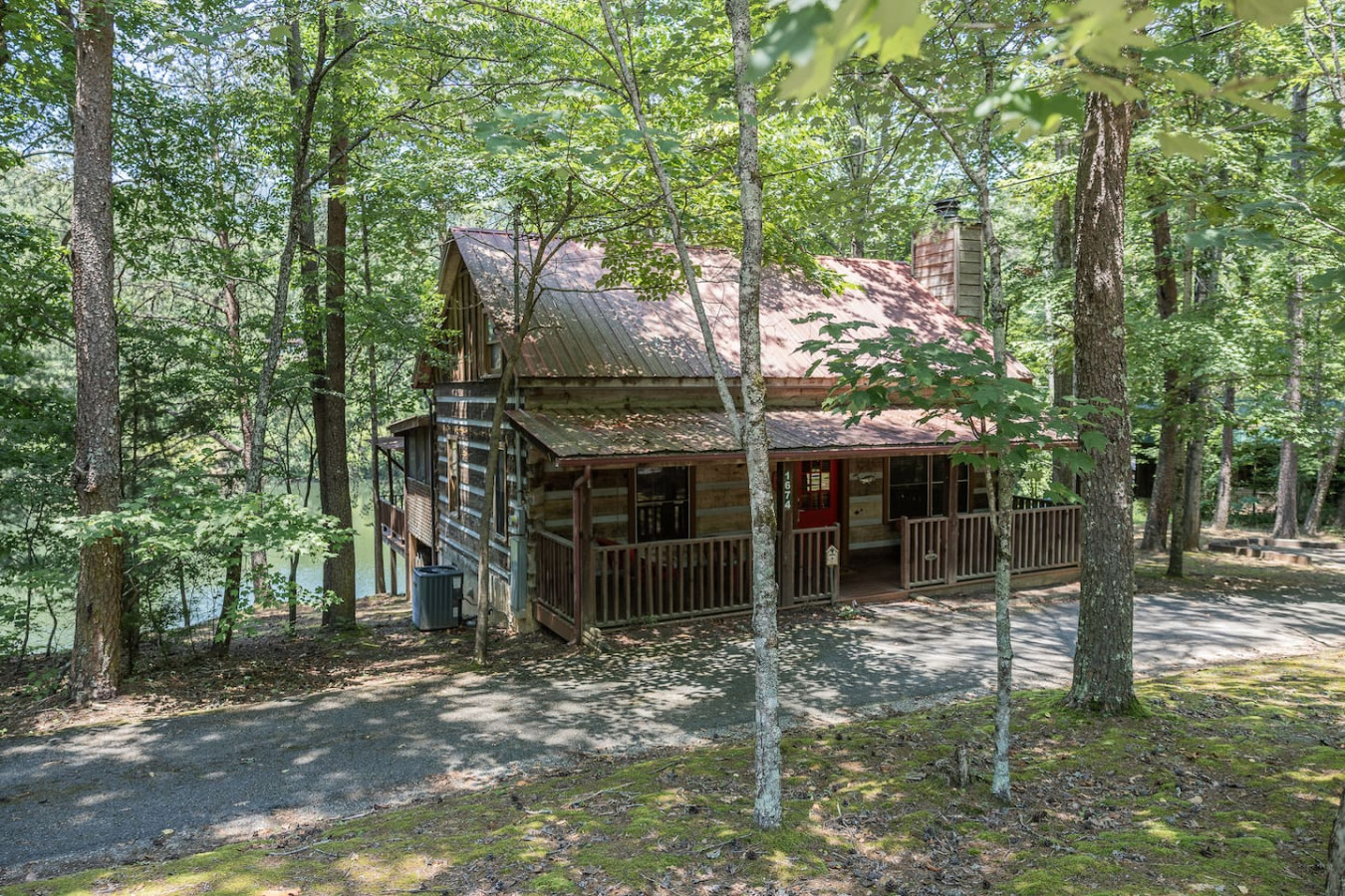 Cabin on the lake! Hot tub, fishing, pool access! - Image 2