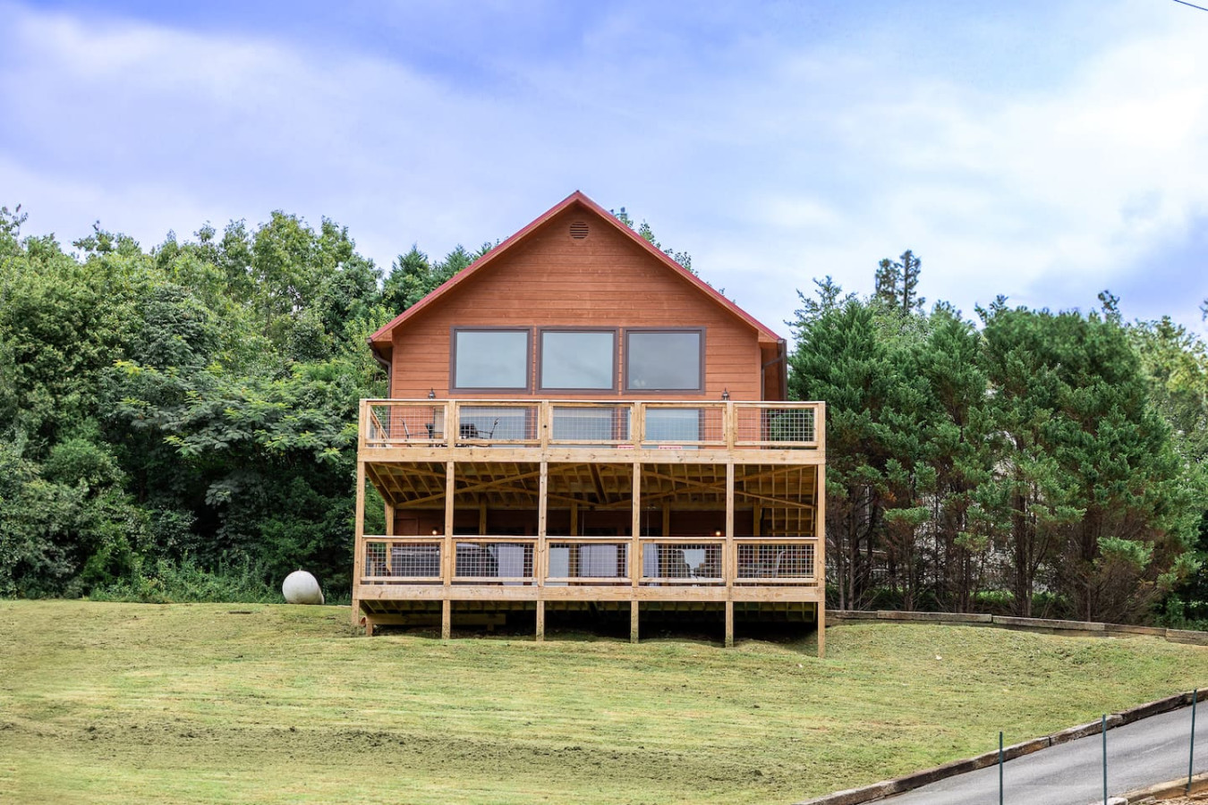 Riverside Cabin w Mountain View, Hottub & Gameroom - Image 5